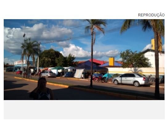Pais acampam em frente de escola para garantir vagas para 2019