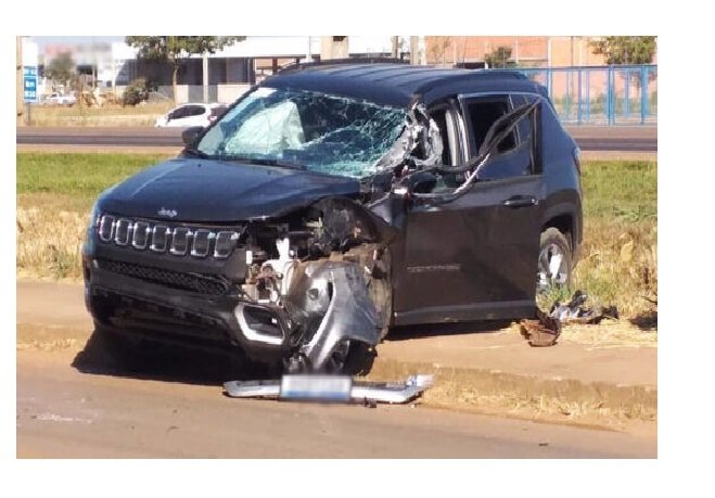 Acidente entre carreta e utilitário deixa motorista ferido na marginal da BR-163