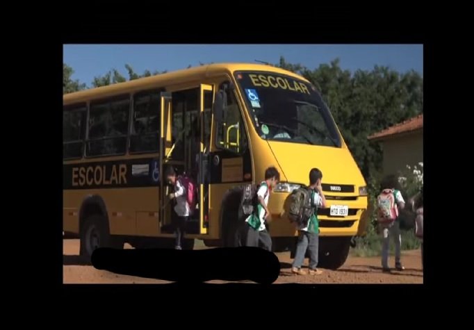 Criança de 8 anos morre atropelada ao sair de ônibus escolar