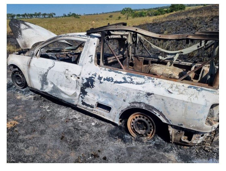 Veículo de empresa apresenta problema e pega fogo e chamas se alastram em pastagem (fotos)