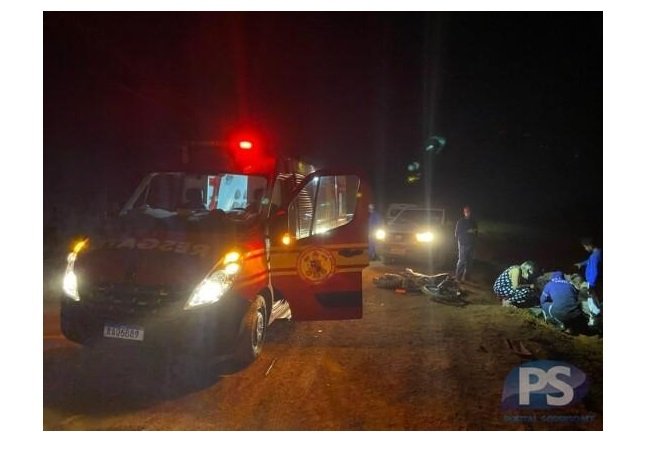Duas motos e uma caminhonete se envolvem em acidente em estrada rural