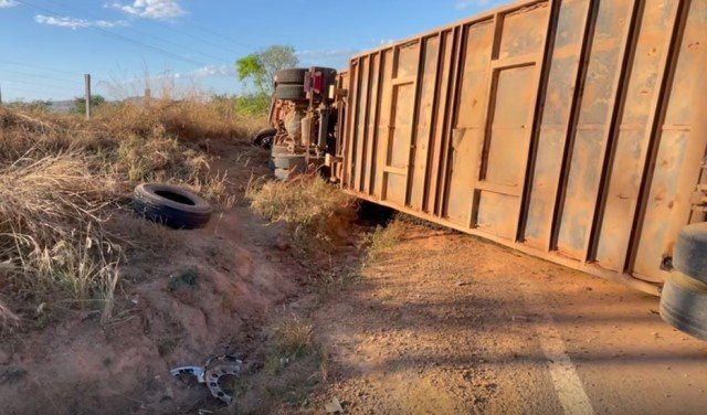 URGENTE: Medico de Nova Canaã sofre acidente após colidir com carreta e seu veiculo acabou capotando durante o acidente na MT-320 de Colíder. (Vídeo)