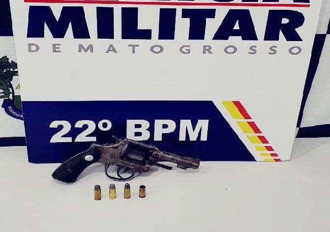 Homem é detido por posse de arma após ameaça e agressão contra esposa