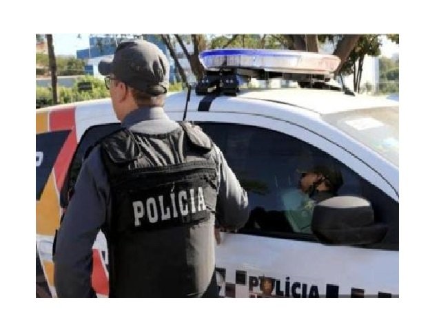 Empresário flagra roubo em loja e amarra bandido pelas mãos e pés