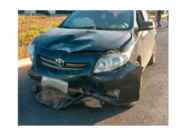 Corolla colide com moto Biz e arremessa mulher no ar; veja vídeo