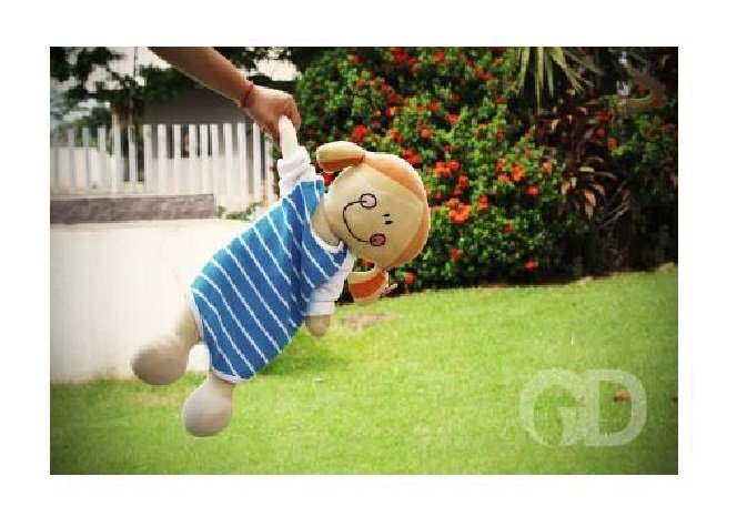 Pai abandona filha de 5 anos para ir a bar e criança é achada na rua de madrugada