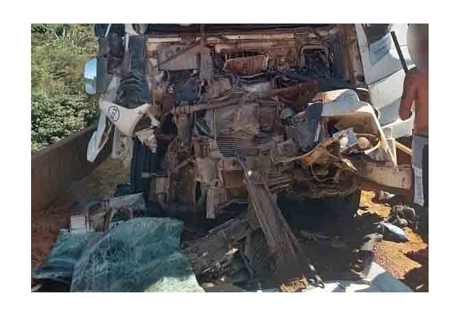 Motorista e passageira morrem em acidente envolvendo veículos de carga sobre ponte do rio Apiacás