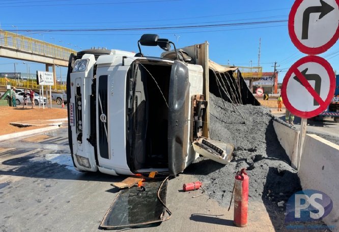 Condutora perde controle e caminhão tomba em rodovia de MT