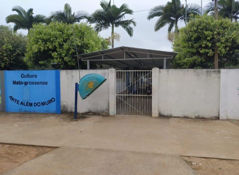 Briga entre duas adolescentes é registrada dentro de banheiro de escola estadual (Veja o Vídeo)