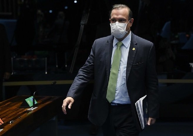 Senador consegue incluir técnicos e administrativos em bolsas