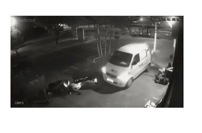 Cliente agride entregador e atropela motocicleta por demorar com pedido