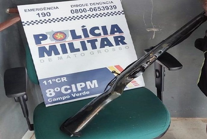 Homem que carregava espingarda em motocicleta é preso em flagrante pela PM