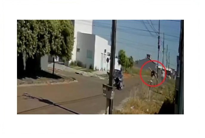 Adolescente voa 15 metros após bater moto em Gol em cruzamento