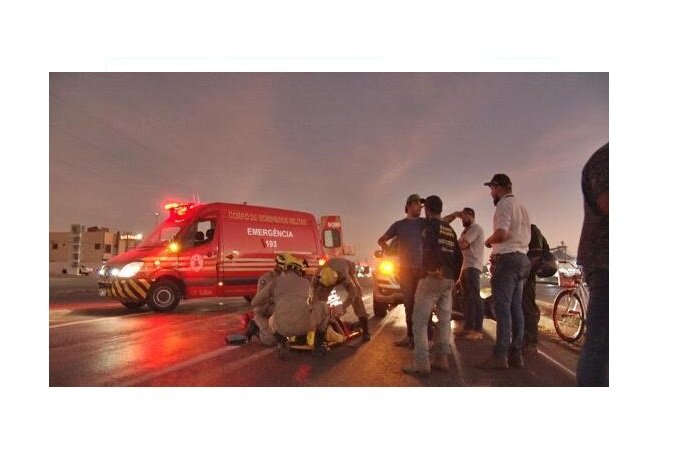 Ciclista tenta atravessar BR-163 e acaba atropelada por caminhonete