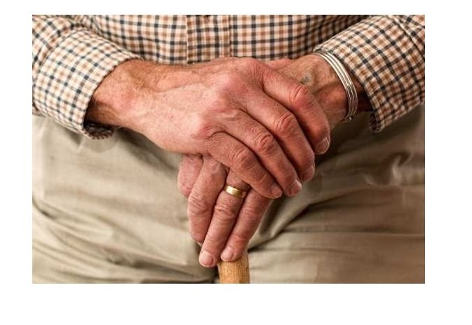 Idoso de 77 anos é espancado por dupla
