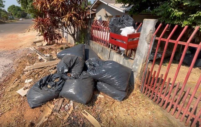 Moradora de Colíder reclama de acumulo de lixos em frente sua casa. (Fotos)