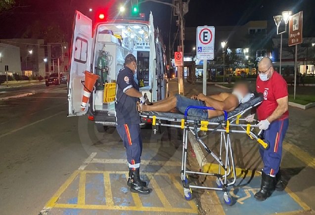 Homem é esfaqueado no pescoço em praça pública