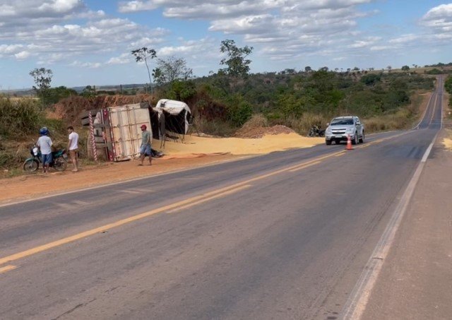 Carreta desgovernada acaba tombando na MT-320 em Colíder. (Vídeo)