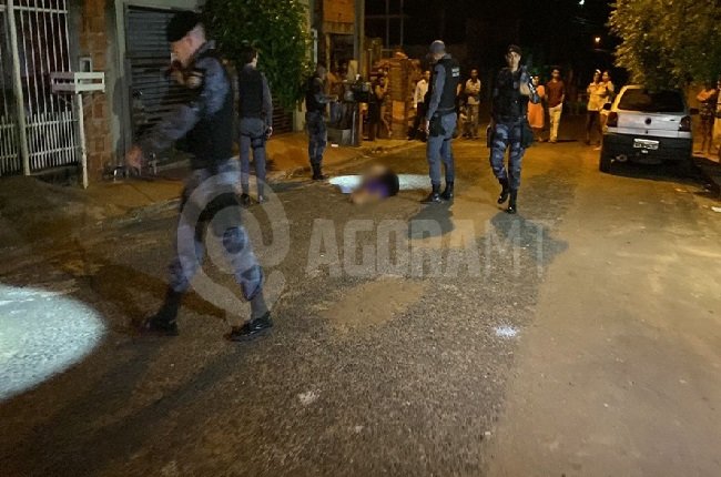 Jovem é executado com mais de 10 tiros em bar