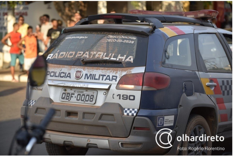 Homem é preso por ficar pelado em frente de casa, perturbando mulheres e crianças