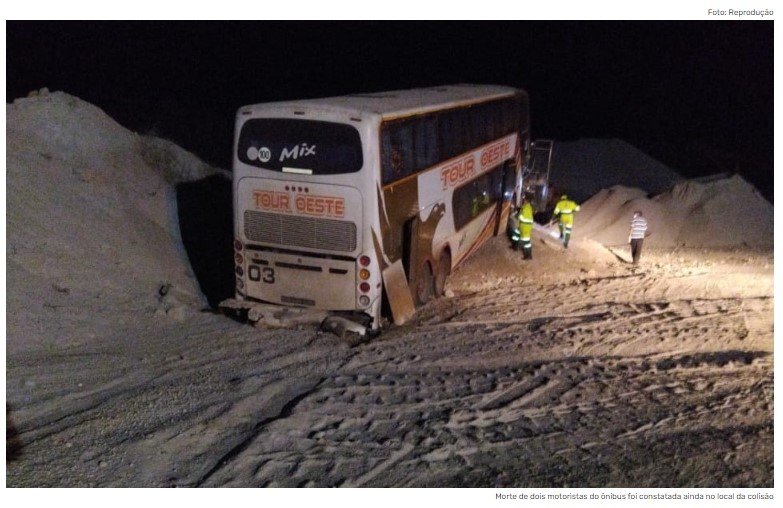 Com placa da Argentina, ônibus com oito passageiros bate em pedreira e dois morrem