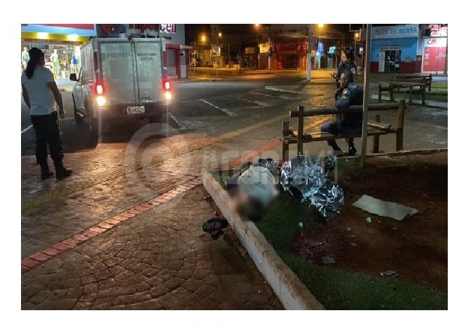 Homem é espancado até a morte em praça pública