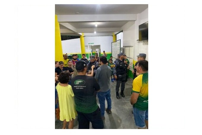 Confusão envolvendo demissão de professor acaba em polícia