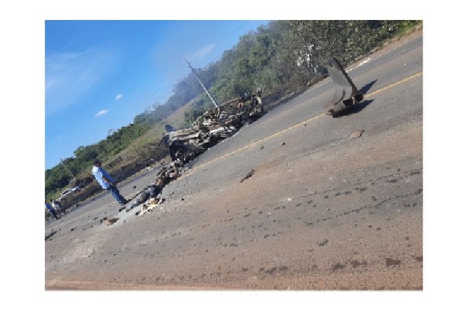 Quatro morrem carbonizados em acidente entre caminhonete e duas carretas