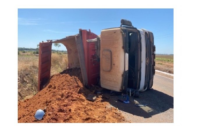 Motorista para evitar acidente tomba caminhão carregado com terra