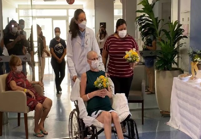 Paciente com câncer que se casou com companheira em hospital morre