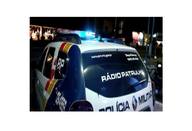 Homem é preso com arma de fogo após agredir mulher em quarto de hotel