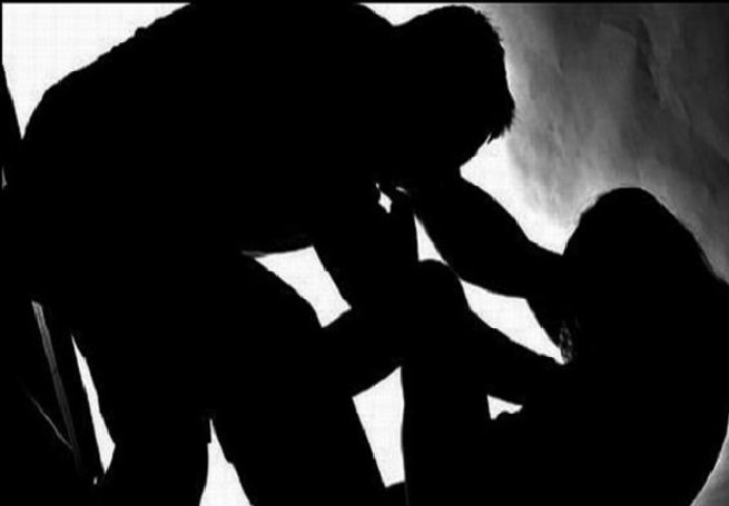 Mulher é estuprada e agredida em terreno baldio quando catava latinhas