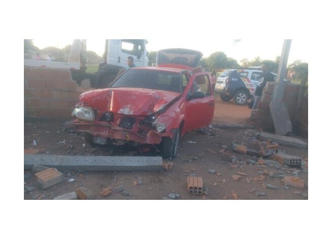 Homem bate carro em viatura da polícia e tenta se matar ao ser preso