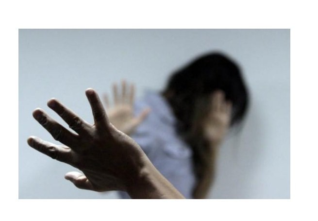Mulher quebra dedo da filha de 7 anos durante surra para correção