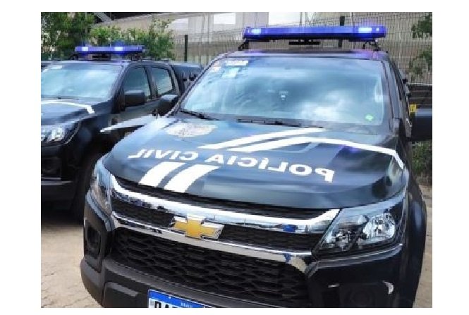 Homem tenta matar namorada a pauladas em público no interior