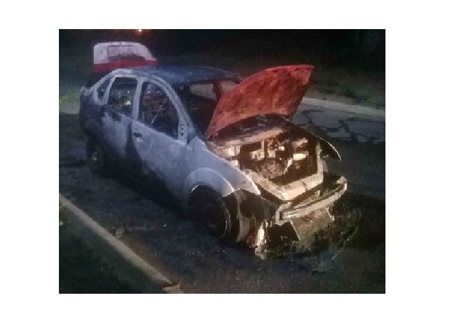 Carro fica totalmente destruído após pegar fogo