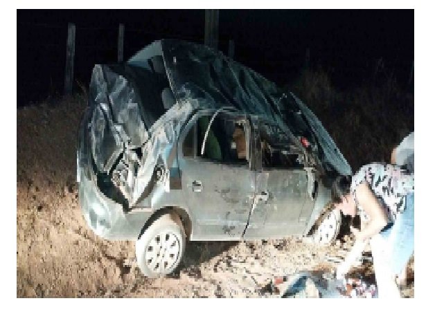 Com sinais de embriaguez, homem perde controle do carro e capota veículo