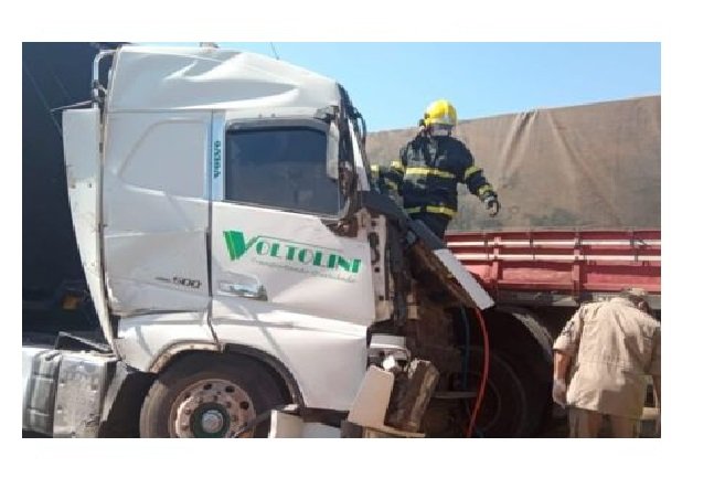 Motorista fica preso nas ferragens em acidente com três carretas