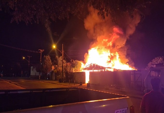 Corpo é encontrado dentro de casa destruída pelo fogo em frente à delegacia