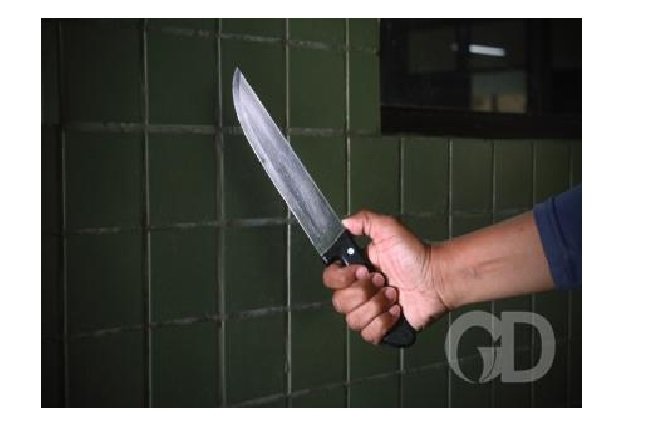 Homem é morto a facadas na casa da namorada em MT