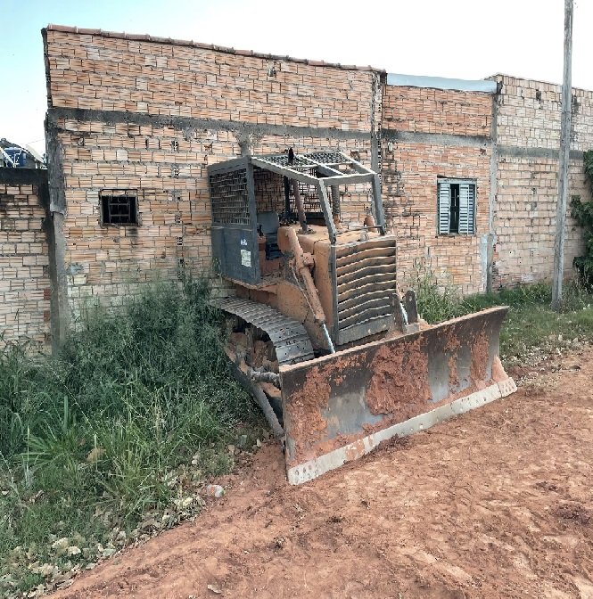 Criança liga trator de esteira e quase derruba casa
