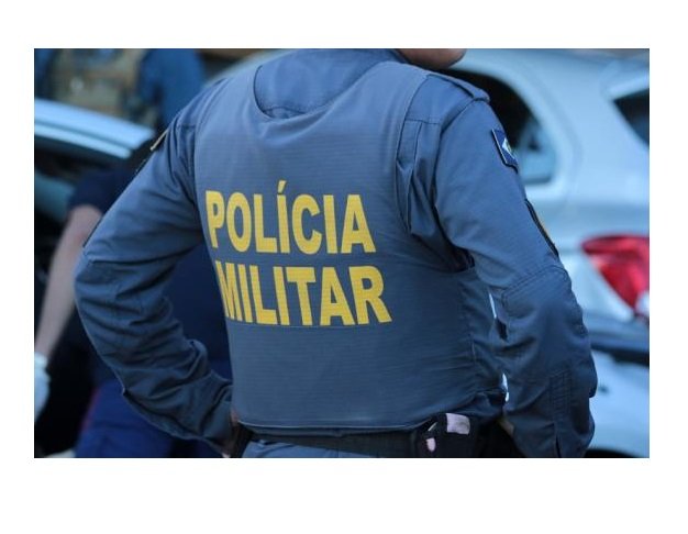 Homem surta, xinga policiais e joga carro contra viatura