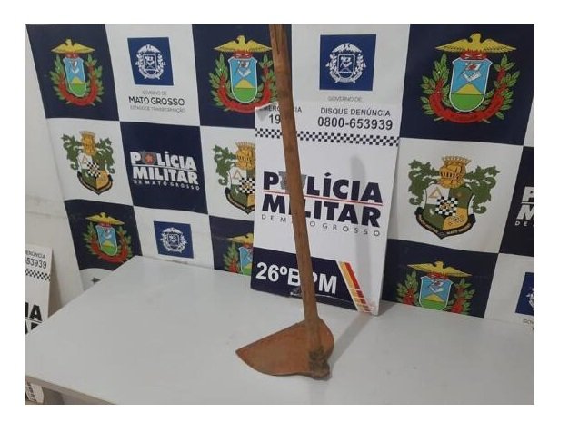 PM prende jovem de 18 anos após agredir padrasto com enxadada
