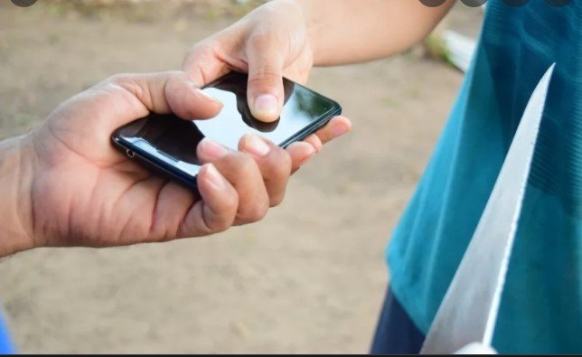 Mulher em Colíder é assaltada por três bandidos que levam seu celular.