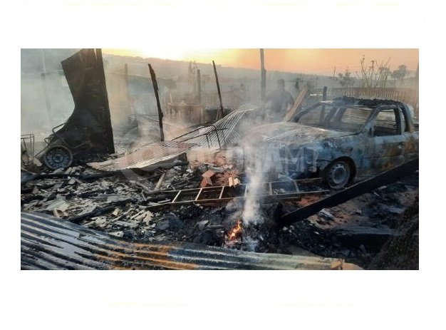 Três barracos e um veículo são destruídos por incêndio em MT
