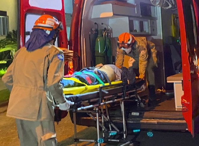 Homem é baleado em praça pública e suspeitos fogem