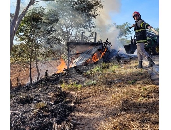 Carreta com carga de madeirite pega fogo e motorista fica ferido