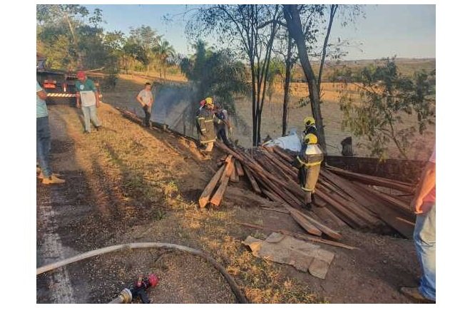 Acidente com caminhão carregado de madeira deixa dois mortos em MT