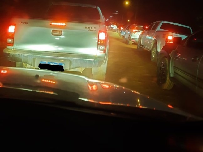 Visitantes da Expolíder em Colíder reclamam de demora no atendimento no estacionamento da festa.