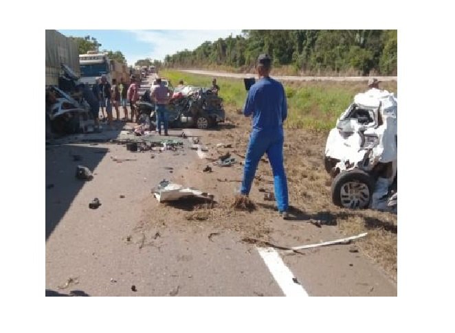 Um morre e 5 ficam feridos em acidente com 7 veículos na 163